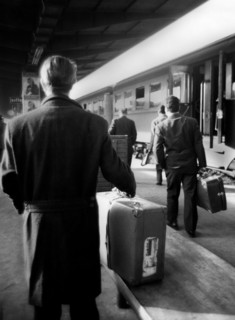 voyageurs à la gare de bari, 1963