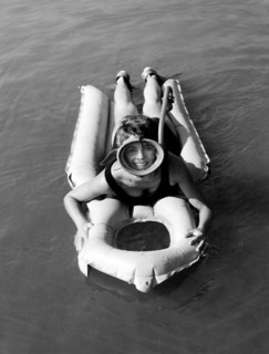 sur un matelas de plage, 1960