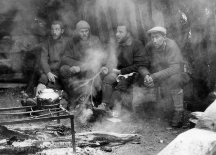 les explorateurs tullio monzino, pierino pession, guido monzino et jean bich au camp de base de paine, 1957 - 1958
