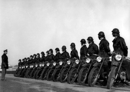 étudiants en moto à l'académie militaire de modène, 1964