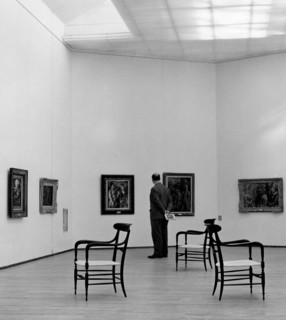 visiteur de l'exposition georges rouault, palais des arts modernes de milan, 1955