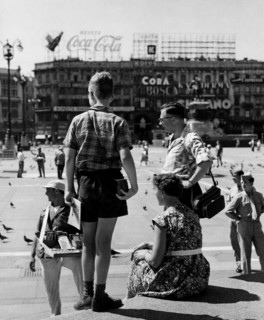 touristes à milan sur la piazza duomo, 1961