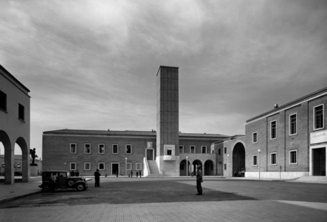 Municipality Square and beam house. Aprilia. 1920-30