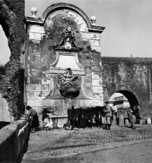 Fontana di clemente XII. porta furba. rome 1950