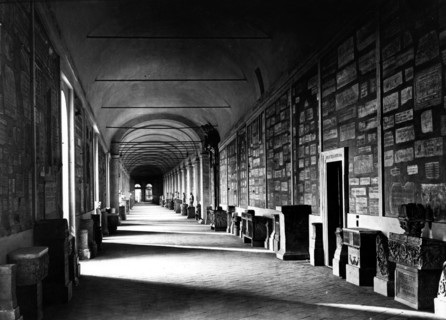 Galleria lapidaria. museo chiaramonti. musei vaticani. rome. 1958