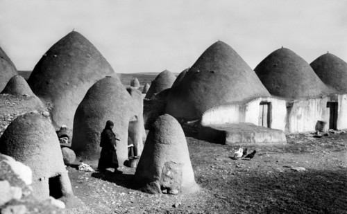 Syria. tel bisseh. conical buildings used as cellars or granaries. 1950