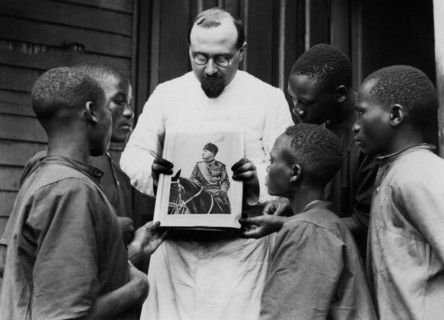 Africa. Kenya. A Missionary Shows The Photo Of The Leader To The Boys Of The School. 1920-30