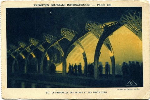 Edition Braun and Cie, shows passangers on the platform Ponts D'Eau, the International Exhibition of colonies, Paris.