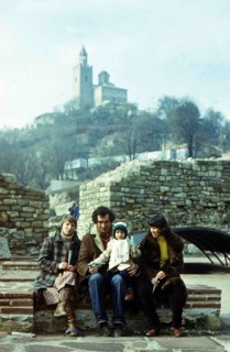 Tourists sit on the bench against Tsarevets Hill.