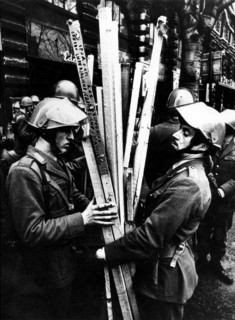 Police Sequesters The Sticks Of The Banners Of The Demonstrators.