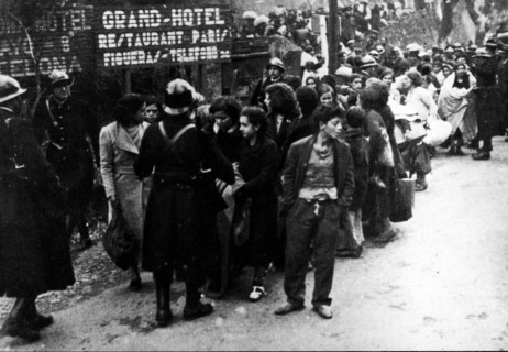 Spanish Refugees Jumped Into France.