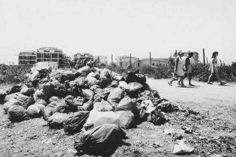 Italy, garbage, rome littoral, 1975