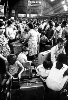 Italy, Milan, central station, passengers at the station during the summer exodus, 70s