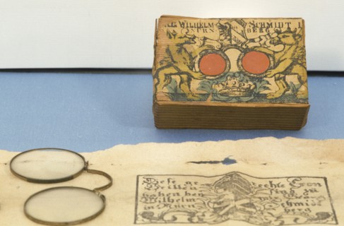 Eyewear history, arched glasses, XIX century