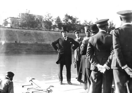 Mussolini on the banks of the tevere awaits the arrival of francesco de pinedo at the end of the air cruise in the far east, 7th november 1925