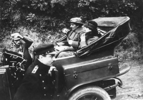 The Regina Elena in the car to visit the front, 1918