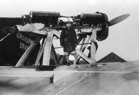 Aviator De Pinedo on his seaplane s55 baptized Santa Maria departing for cruising the Atlantic, 1927