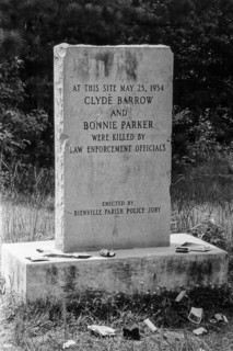 Clyde barrow and bonnie parker tombstone