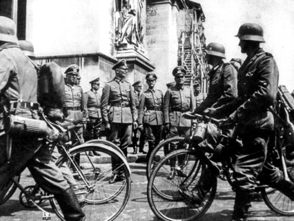 General georg von kuchler reviews german troops under the triumphal arch, paris, 1940