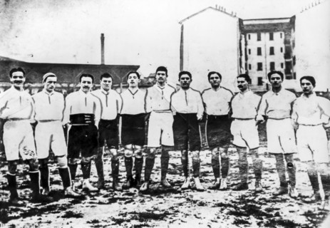 May 15, 1910, the Italian national team debut in a friendly against France, the Arena of Milan. De Simoni, Varisco, Cali, Trere, Fossati, Capello, DeBernardi, Rizzi, Ceverini I, Lana, Baiocchi