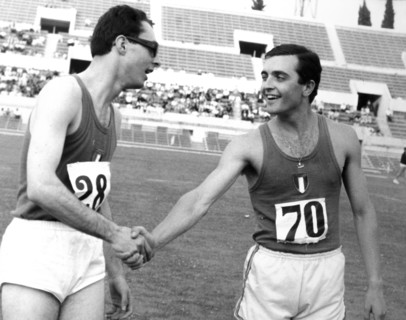 Livio Berruti shaking hands with Sergio Ottolina, 1962