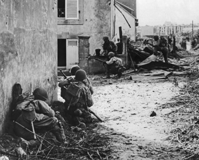 US Infantry Under Fire In WWII
