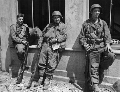 US Soldiers Take A Break