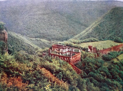 The castle ruin Waldeck on the Hunsrück in 1910, Rhineland-Palatinate, Germany, photograph,