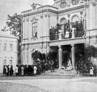The conciliator reads from the steps of the manor house of Princess Trubetskoy in the estate of Nikolskoye-Prozorovskoye - Regulations on the peasants February 19
