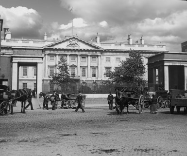London street scene with horses and carriages.