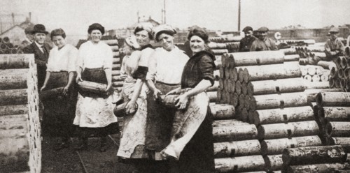Women packing and loading shell castings during WWI.