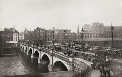 The Broomielaw Bridge over the River Clyde.