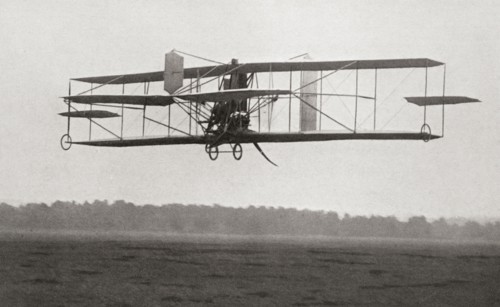 Cody's Biplane in the air in 1909.