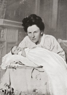 Wilhelmina of the Netherlands with her newly born daughter Princess Juliana.