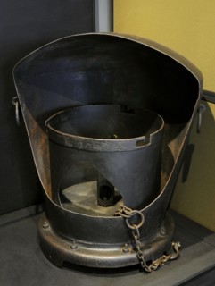 Galvanic naval mine