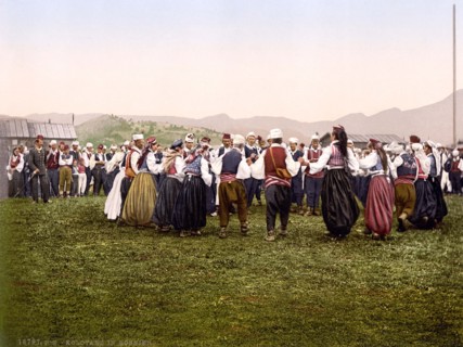 Dancing peasants and peasant women.