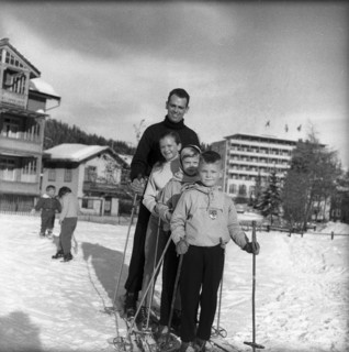Rik van Steenbergen and his children skiing holydays Arosa 1956.