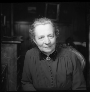 Rosa Kvºchler-Ming around 1942.