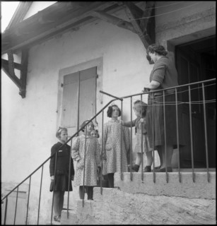 Children singing springtime songs, 1943