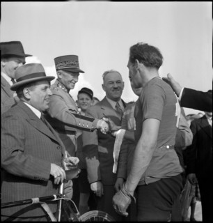 General Guisan congratulates Pierre Champion, Renens 1946.