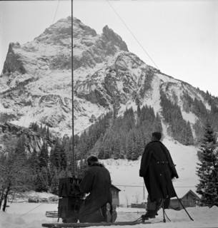 Emergency landing on the Swiss Gauli glacier of a US army Dakota airplane, 12 survivors waited