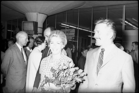 Kirk Douglas with his wife Anne at the airport of Zurich Kloten in 1969.