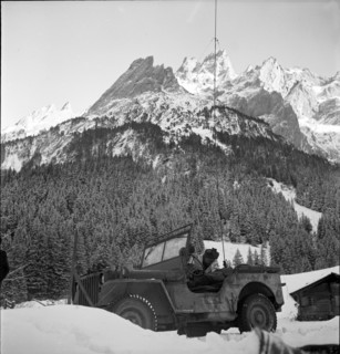 Emergency landing on the Swiss Gauli glacier of a US army owned Dakota airplane, 12 survivors