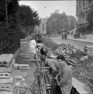 Direct aid for Hungary: students as construction workers, Zurich 1956.