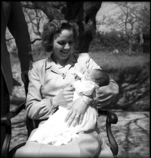 Anne of Romania with her daughter Margarita in Lausanne, 1949.