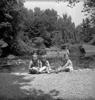 Children in the Langharden park, 1947.