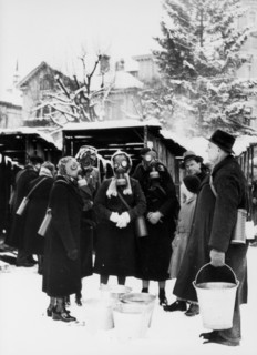 Instruction of the women's fire brigade in Zurich 1940.