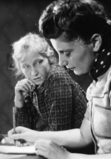 Ein Weg bleibt offen 1943 movie scene.