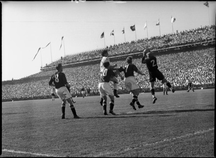 Football WC in Switzerland 1954: Switzerland - England; keeper Parlier.