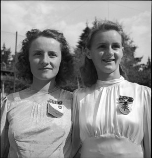 Figure roller skaters G. Müller and Irma Mönch, around 1943